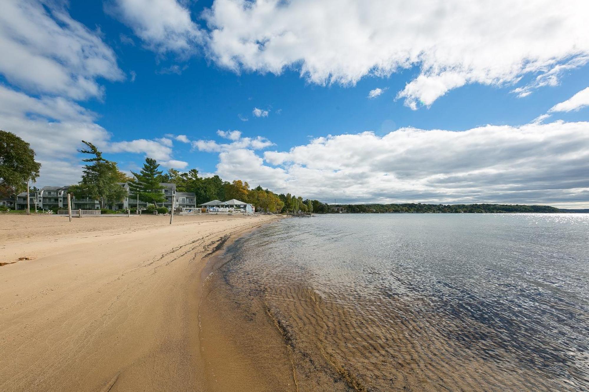 Beautiful Lake View Studio Condo At The Shores Traverse Stadt Exterior foto